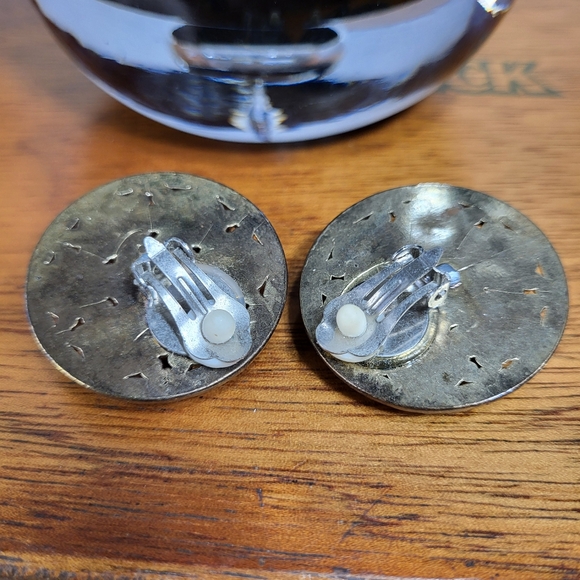 Vintage Openwork Plastic Gold Tone Clip On Earrings with Faux Pearls - Picture 5 of 13